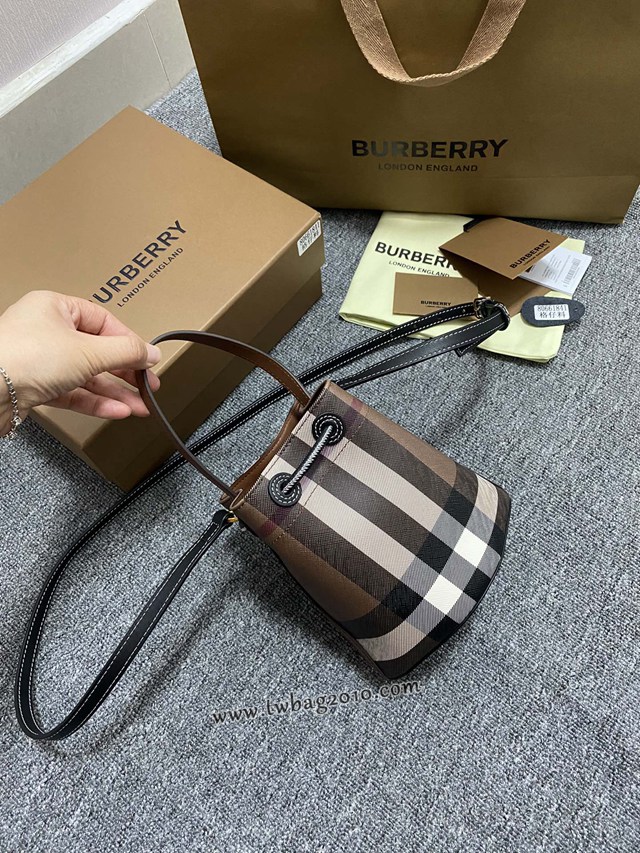Burberry專櫃最新款迷你18cm水桶包 巴寶莉TB專屬標識鎖扣包系列抽繩肩背女包 yxb1490